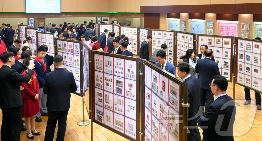 (평양 노동신문=뉴스1) = 북한 노동당 기관지 노동신문은 전날인 12일 첫 우표발행 80주년 기념 우표전람회가 개막했다고 13일 보도했다. [국내에서만 사용가능. 재배포 금지. …