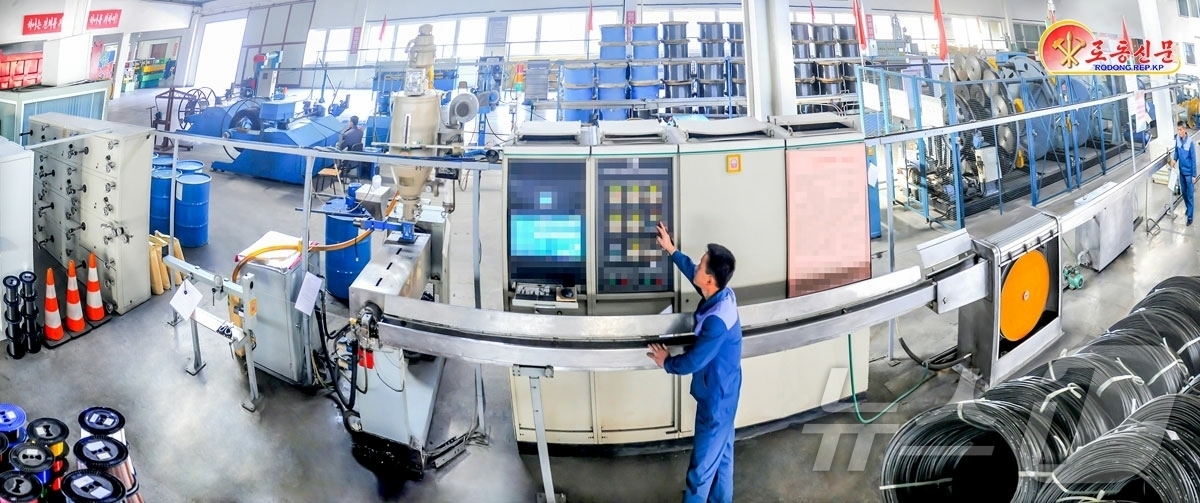 (평양 노동신문=뉴스1) = 북한 노동당 기관지 노동신문은 13일 평양빛섬유통신케이블 공장에서 인민 경제에 필요한 여러 부문에 힘을 넣고 있다고 보도했다.[국내에서만 사용가능. 재 …