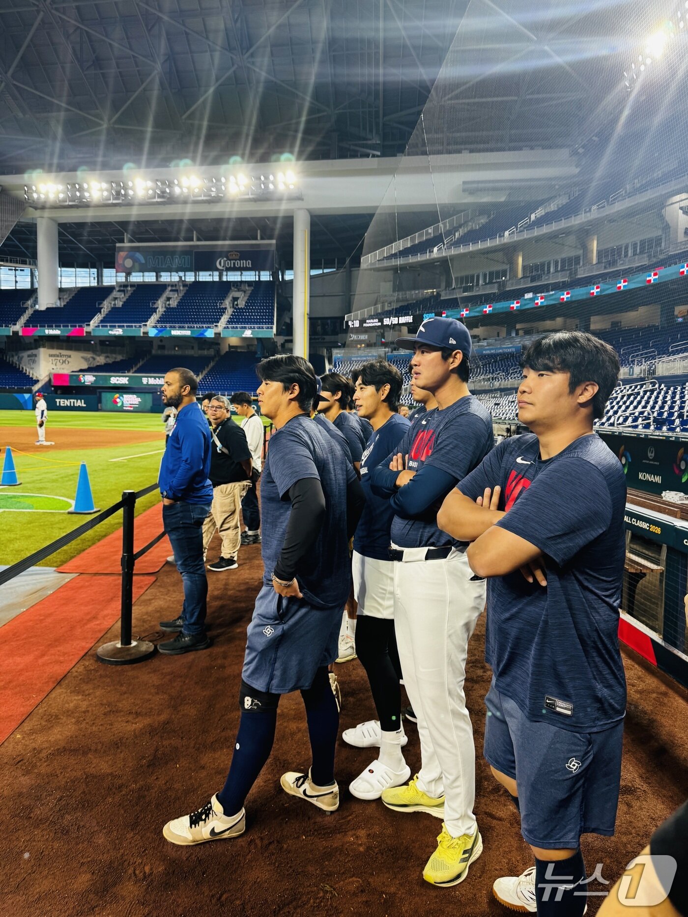 본문 이미지 - 한국 선수단이 훈련 중인 도미니카공화국 선수들을 지켜보고 있다..2026.3.13 ⓒ 뉴스1 서장원 기자