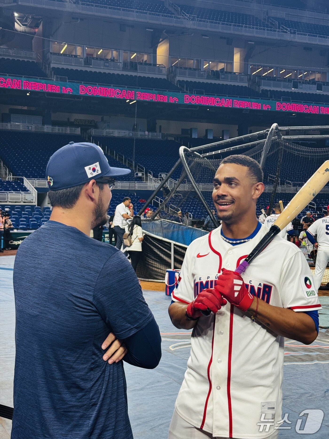 본문 이미지 - 한국 야구 대표팀 데인 더닝(왼쪽)과 도미니카공화국 훌리오 로드리게스. 두 선수는 현재 MLB 시애틀에서 함께 뛰고 있다.2026.3.13 ⓒ 뉴스1 서장원 기자