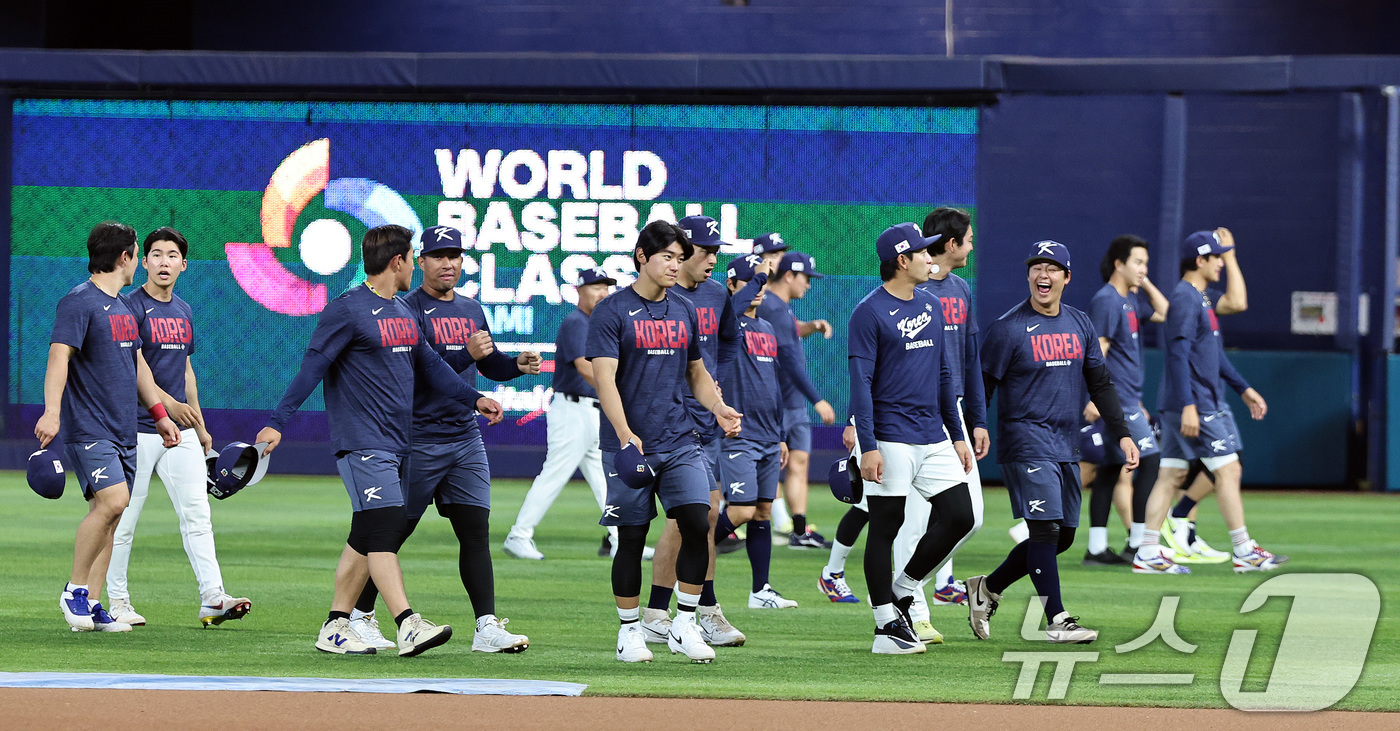 (마이애미=뉴스1) 구윤성 기자 = 12일 오후(현지시간) 미국 플로리다주 마이애미 론디포파크에서 2026 월드베이스볼클래식(WBC) 대한민국 대표팀 선수들이 공식훈련을 하고 있다 …