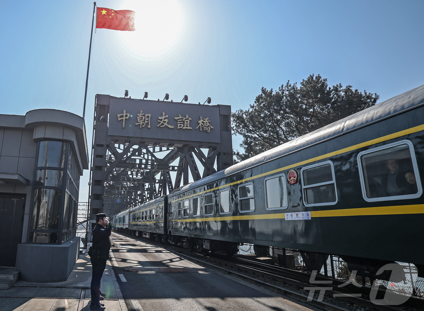(신화=뉴스1) = 중국 단둥에서 출발해 평양으로 향하는 95호 열차가 12일 중국 북동부 랴오닝성 단둥의 국경 다리를 통과하고 있다. 코로나 팬데믹으로 운행을 중단한 북중 여객열 …