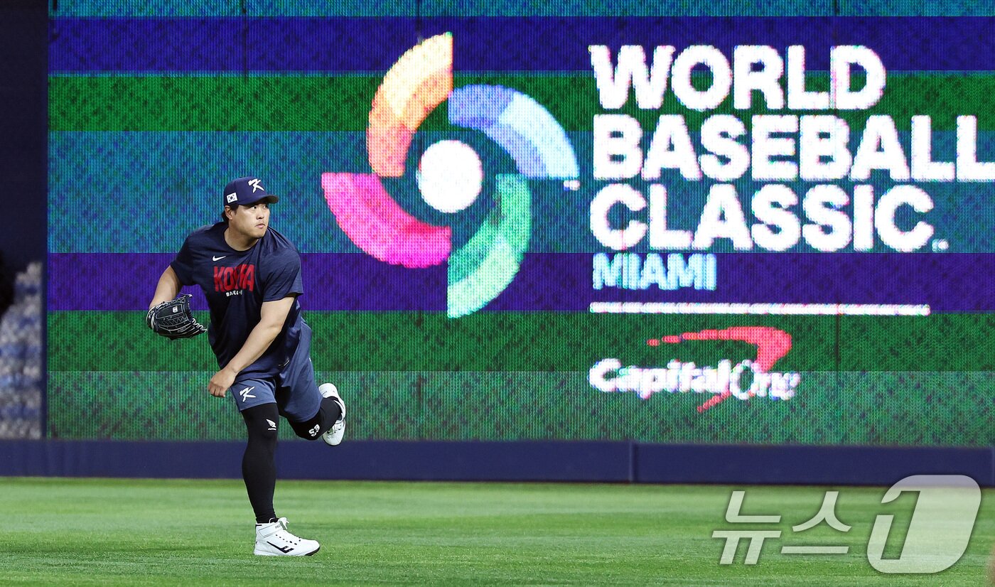 본문 이미지 - 류현진이 12일 오후(현지시간) 미국 플로리다주 마이애미 론디포파크에서 2026 월드베이스볼클래식(WBC) 도미니카공화국과의 8강전을 하루 앞두고 공식훈련을 하고 있다. 2026.3.13 ⓒ 뉴스1 구윤성 기자