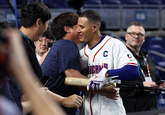 [뉴스1 PICK]류현진, 마차도 불러 포옹… WBC 8강 D-1 훈련