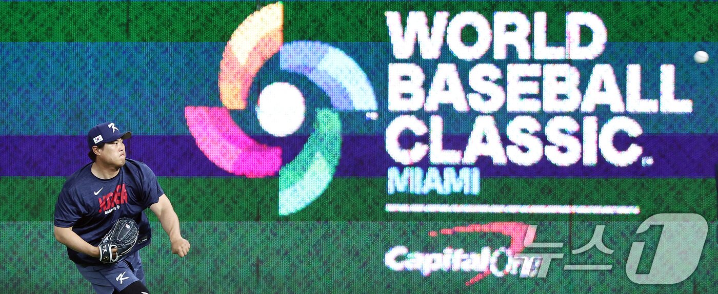 본문 이미지 - 12일 오후(현지시간) 미국 플로리다주 마이애미 론디포파크에서 2026 월드베이스볼클래식(WBC) 도미니카공화국과의 8강전을 하루 앞두고 대한민국 선발투수로 나서는 류현진이 공식훈련을 하고 있다. 2026.3.13 ⓒ 뉴스1 구윤성 기자