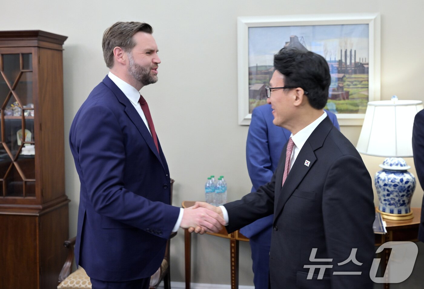 본문 이미지 - 김민석 국무총리가 12일(현지시간) 미국 워싱턴 D.C 백악관에서 J.D 밴스 미국 부통령과의 회담에서 악수를 나누고 있다. (주미한국대사관 제공. 재판매 및 DB 금지) 2026.3.13 ⓒ 뉴스1 임세영 기자