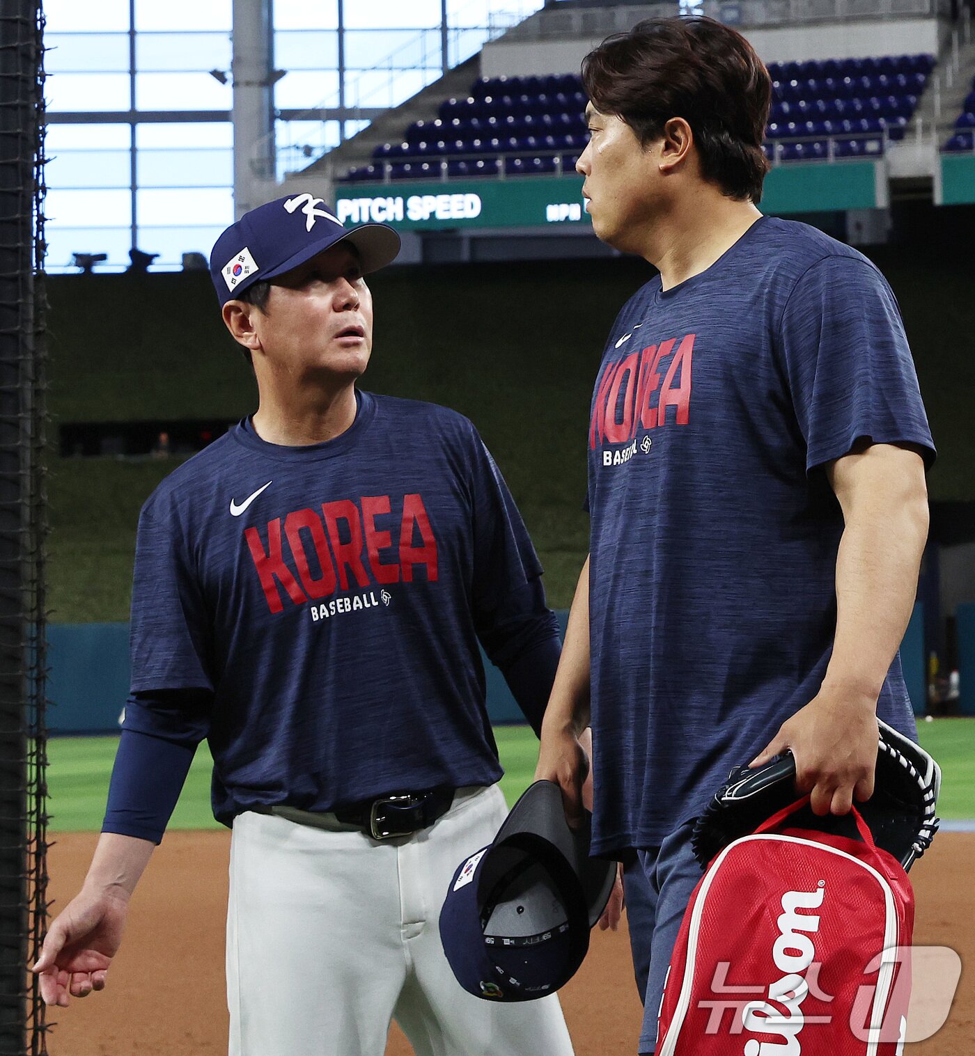 본문 이미지 - 12일 오후(현지시간) 미국 플로리다주 마이애미 론디포파크에서 류지현 감독이 2026 월드베이스볼클래식(WBC) 도미니카공화국과의 8강전을 하루 앞두고 열린 훈련에서 류현진과 대화하고 있다. 2026.3.13 ⓒ 뉴스1 구윤성 기자