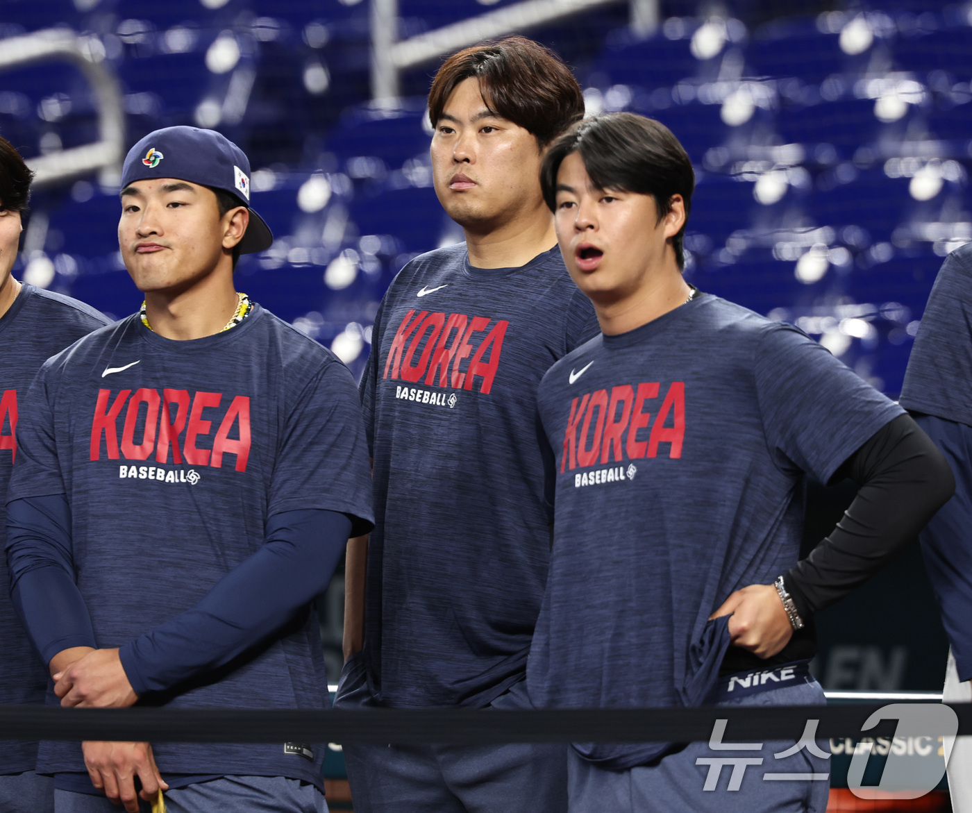 (마이애미=뉴스1) 구윤성 기자 = 대한민국 야구 대표팀 안현민(왼쪽부터), 류현진, 노시환이 12일 오후(현지시간) 미국 플로리다주 마이애미 론디포파크에서 2026 월드베이스볼클 …