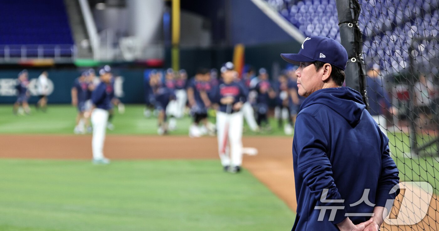본문 이미지 - 12일 오후(현지시간) 미국 플로리다주 마이애미 론디포파크에서 류지현 감독이 2026 월드베이스볼클래식(WBC) 도미니카공화국과의 8강전을 하루 앞두고 훈련을 지켜보고 있다. 2026.3.13 ⓒ 뉴스1 구윤성 기자