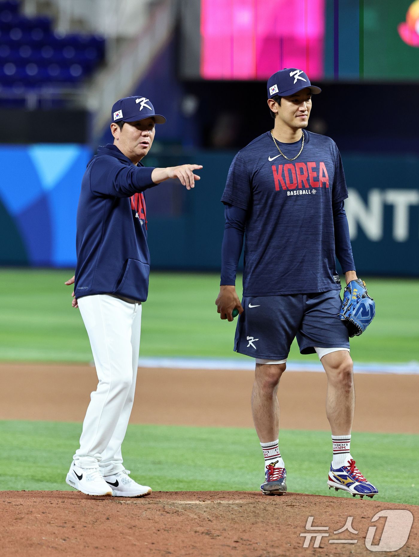 (마이애미=뉴스1) 구윤성 기자 = 12일 오후(현지시간) 미국 플로리다주 마이애미 론디포파크에서 류지현 감독과 고영표가 2026 월드베이스볼클래식(WBC) 도미니카공화국과의 8강 …