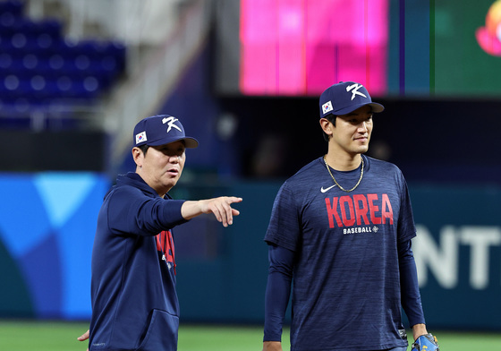 마운드 올라 대화하는 류지현 감독과 고영표