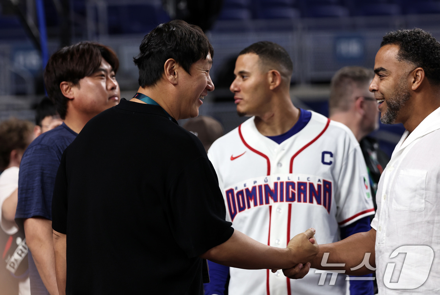 (마이애미=뉴스1) 구윤성 기자 = 12일 오후(현지시간) 미국 플로리다주 마이애미 론디포파크에서 대한민국 류현진과 도미니카 매니 마차도, 이대호 해설위원과 넬슨 크루즈 도미니카공 …