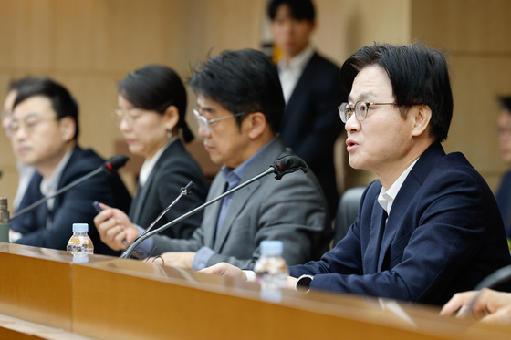 30년 만에 최고가격제 시행, 발언하는 산업장관