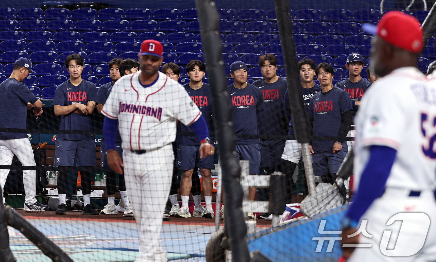 (마이애미=뉴스1) 구윤성 기자 = 대한민국 야구 대표팀이 12일 오후(현지시간) 미국 플로리다주 마이애미 론디포파크에서 2026 월드베이스볼클래식(WBC) 공식훈련을 앞두고 8강 …