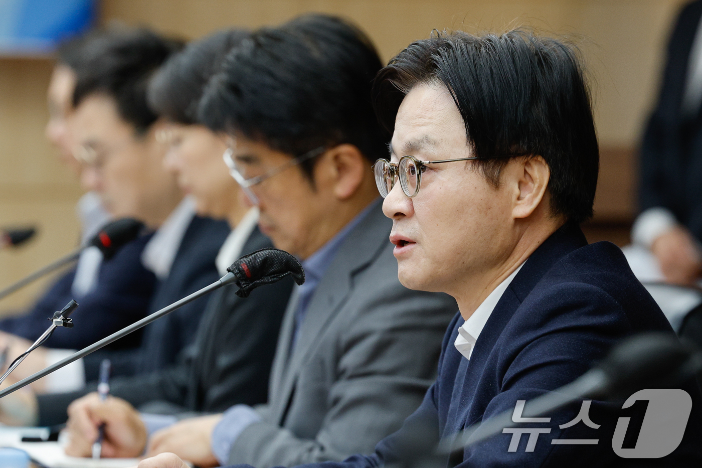 (서울=뉴스1) 안은나 기자 = 김정관 산업통상부 장관이 13일 오전 서울 중구 무역보험공사에서 열린 최고가격제 관련 범부처 합동점검단 회의에 참석해 모두 발언을 하고 있다.정부는 …