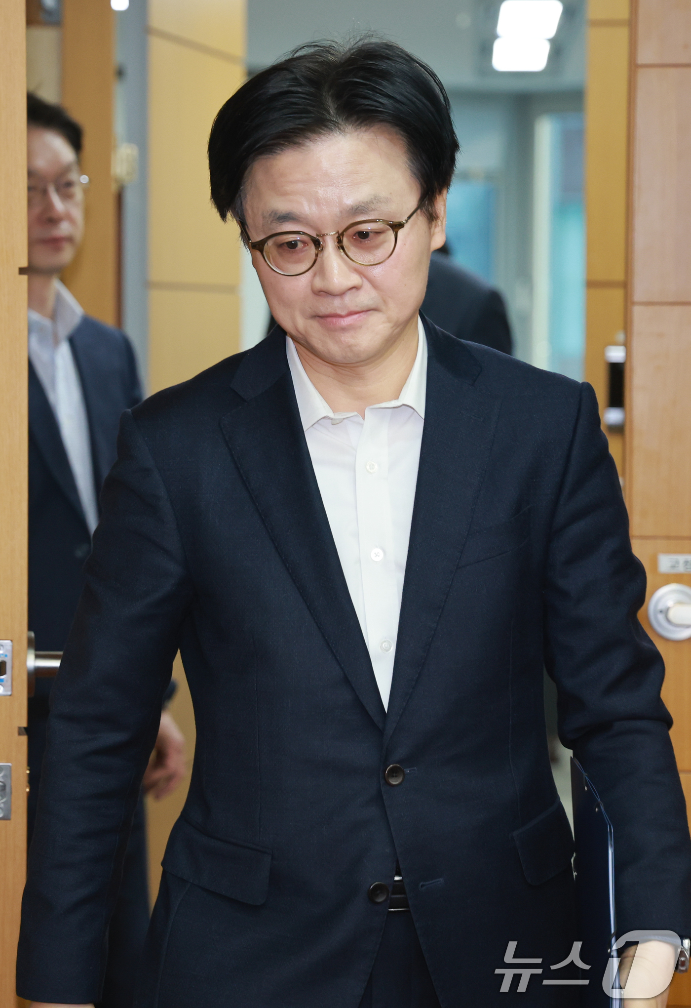 (서울=뉴스1) 안은나 기자 = 김정관 산업통상부 장관이 13일 오전 서울 중구 무역보험공사에서 열린 최고가격제 관련 범부처 합동점검단 회의에 입장하고 있다.정부는 이날부터 휘발유 …