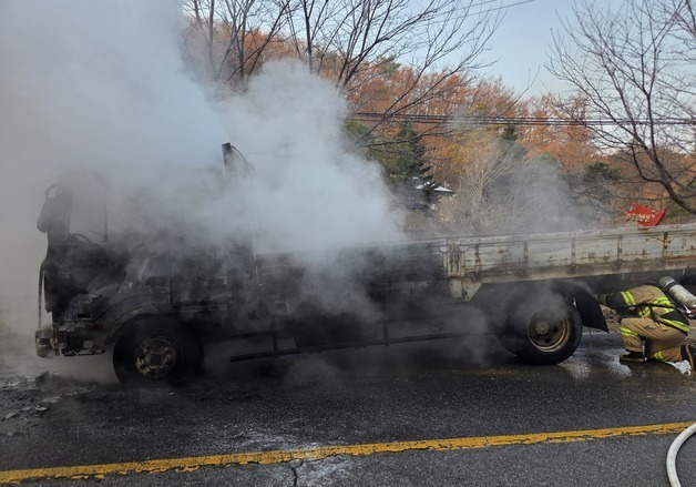 천안 목천읍 도로서 달리던 5톤트럭 화재…운전자 탈출