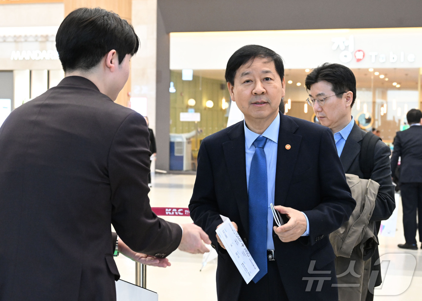 (서울=뉴스1) = 구윤철 부총리 겸 재정경제부 장관이 13일 제10차 한-일 재무장관회의에 참석하기 위해 김포공항을 통해 일본 도쿄로 출국하고 있다. (재정경제부 제공. 재판매 …