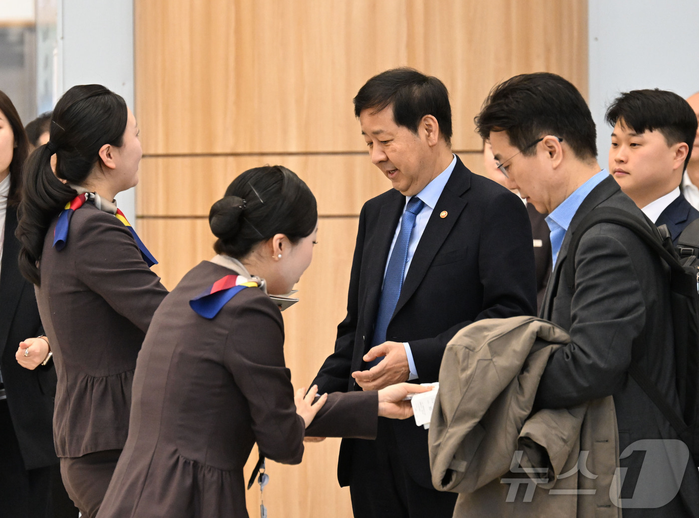 (서울=뉴스1) = 구윤철 부총리 겸 재정경제부 장관이 13일 제10차 한-일 재무장관회의에 참석하기 위해 김포공항을 통해 일본 도쿄로 출국하고 있다. (재정경제부 제공. 재판매 …