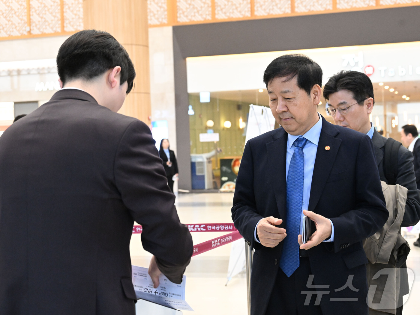 (서울=뉴스1) = 구윤철 부총리 겸 재정경제부 장관이 13일 제10차 한-일 재무장관회의에 참석하기 위해 김포공항을 통해 일본 도쿄로 출국하고 있다. (재정경제부 제공. 재판매 …