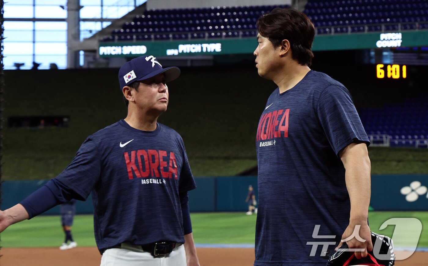 본문 이미지 - 대한민국 야구 대표팀 류지현 감독과 류현진이 12일 오후(현지시간) 미국 플로리다주 마이애미 론디포파크에서 열린 2026 월드베이스볼클래식(WBC) 공식훈련에서 대화하고 있다. 2026.3.13 ⓒ 뉴스1 구윤성 기자