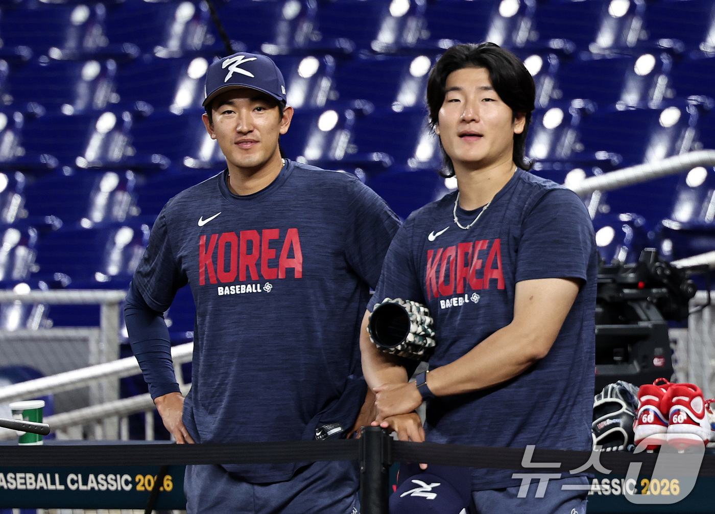 (마이애미=뉴스1) 구윤성 기자 = 대한민국 야구 대표팀 고영표(왼쪽), 곽빈이 12일 오후(현지시간) 미국 플로리다주 마이애미 론디포파크에서 2026 월드베이스볼클래식(WBC) …