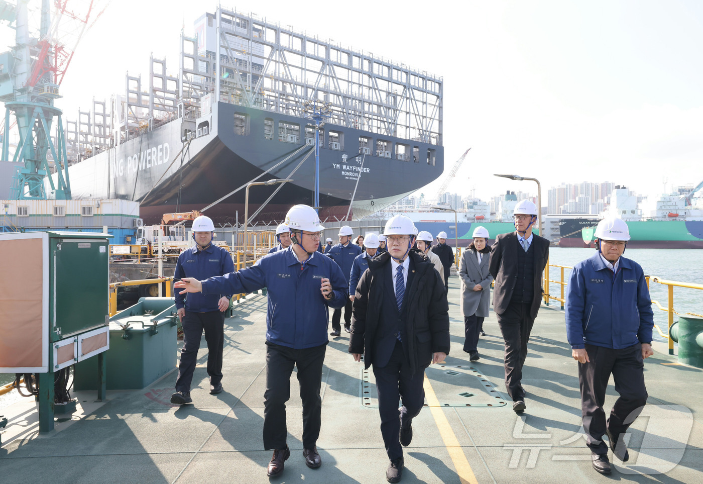 (서울=뉴스1) = 이명구 관세청장이 지난 12일 울산 천하동에 위치한 HD현대중공업을 방문해 조선산업 수출 현장을 살펴보고 있다. (관세청 제공. 재판매 및 DB 금지)  202 …