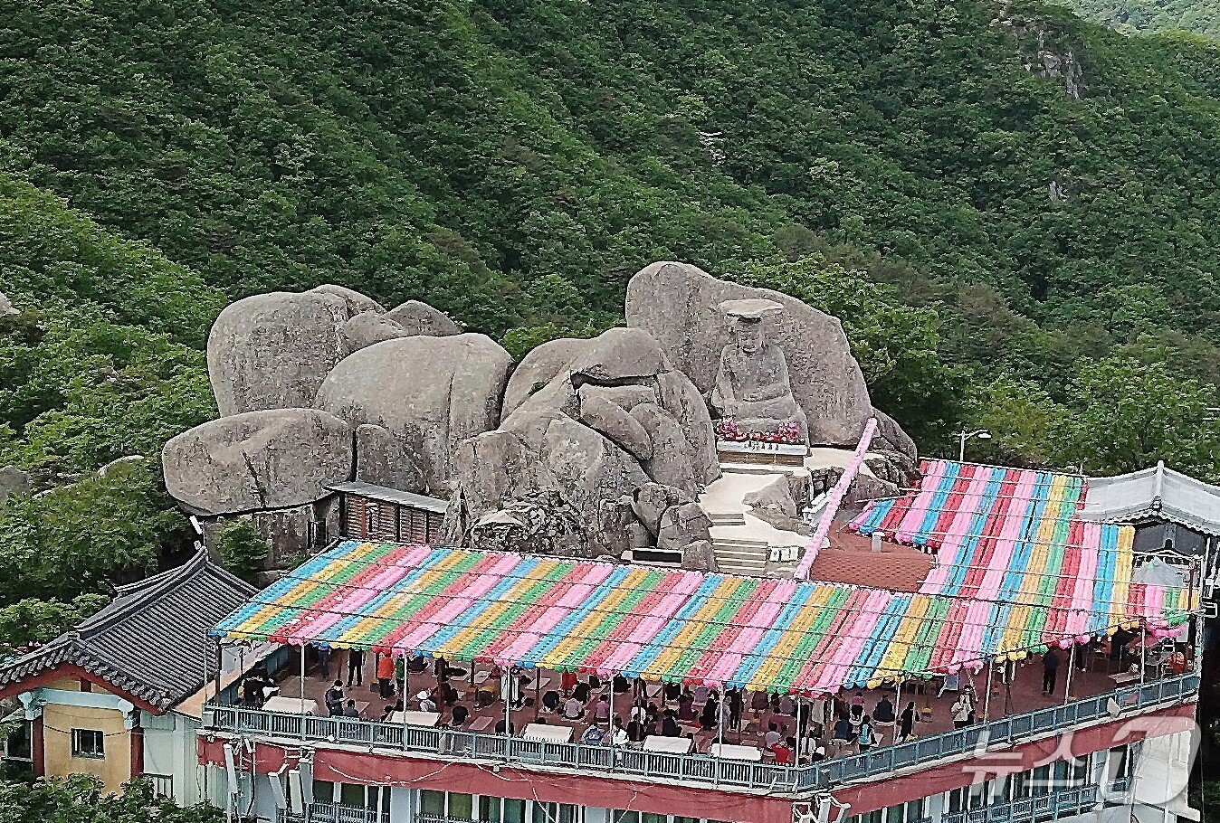 본문 이미지 - 갓바위 야영장은 숲속 캠핑을 즐길 수 있는 공간으로, 도심에서 멀지 않게 하룻밤 체류가 가능하다는 점이 강점이다.사진은 경산시 와촌면 갓바위./뉴스1