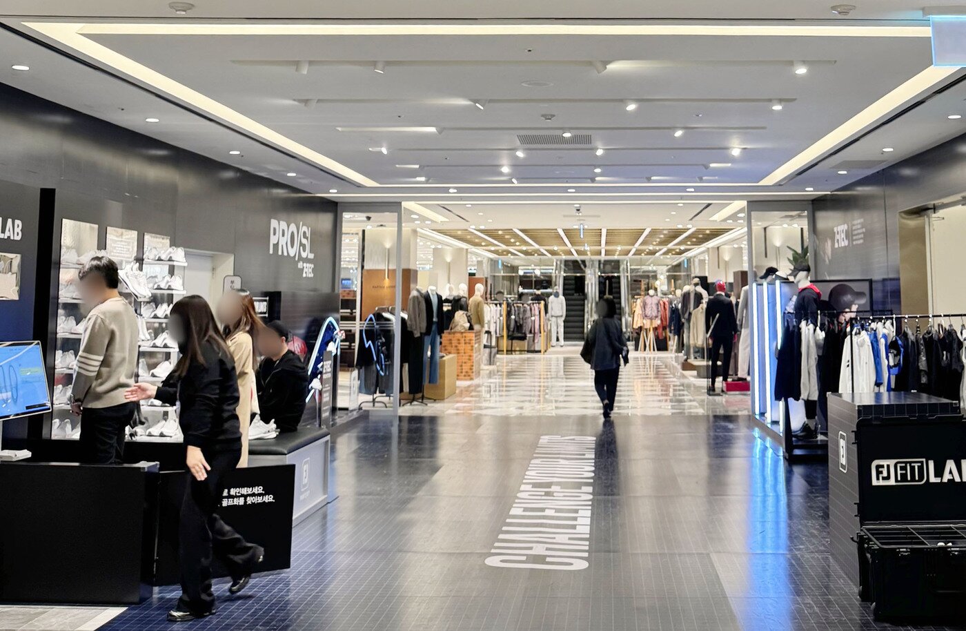 본문 이미지 - 신세계백화점 강남점 7층 풋조이 팝업 관련 사진(신세계백화점 제공)