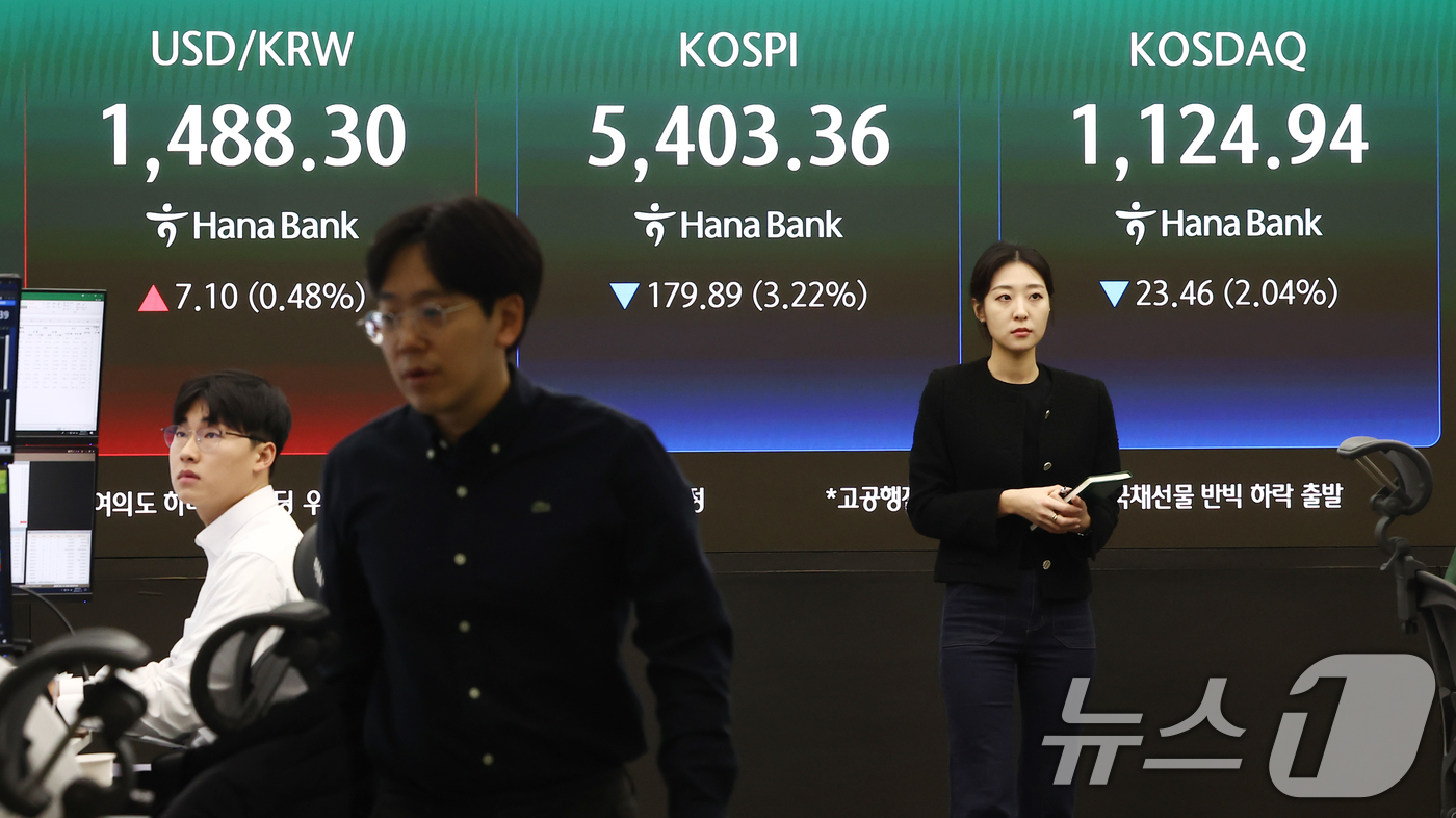 (서울=뉴스1) 김민지 기자 = 코스피가 유가 급등에 3% 하락 개장한 13일 오전 서울 중구 하나은행 본점 딜링룸에서 딜러들이 업무를 보고 있다.이날 코스피는 전 거래일(5583 …