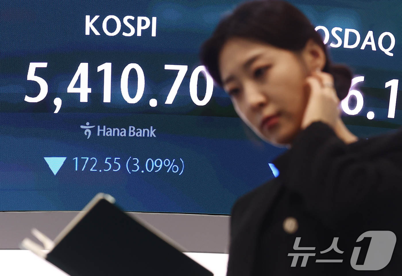 (서울=뉴스1) 김민지 기자 = 코스피가 유가 급등에 3% 하락 개장한 13일 오전 서울 중구 하나은행 본점 딜링룸 전광판에 코스피가 표시되고 있다.이날 코스피는 전 거래일(558 …