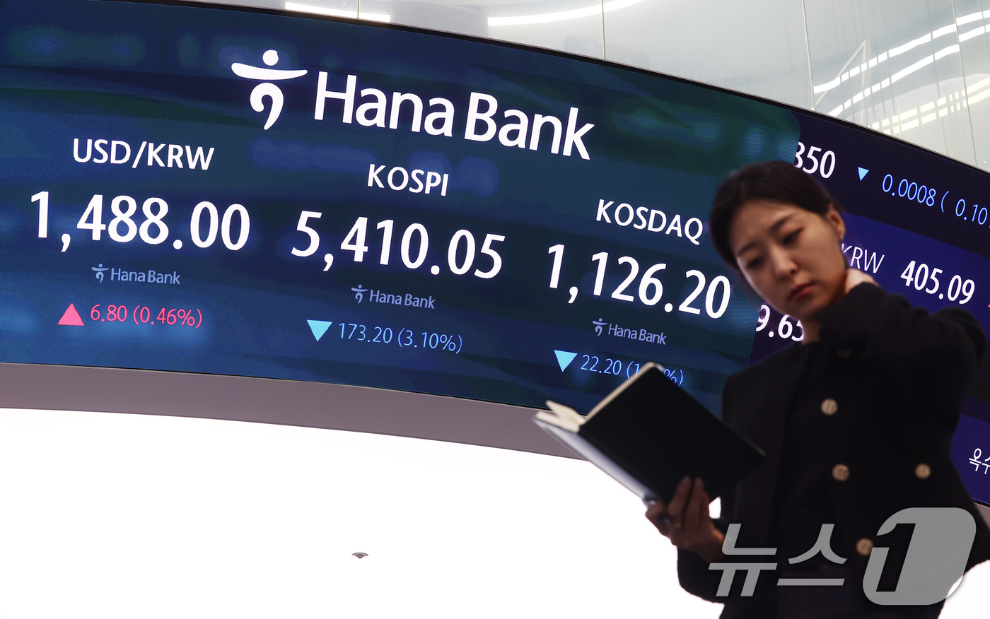 (서울=뉴스1) 김민지 기자 = 코스피가 유가 급등에 3% 하락 개장한 13일 오전 서울 중구 하나은행 본점 딜링룸 전광판에 코스피가 표시되고 있다.이날 코스피는 전 거래일(558 …
