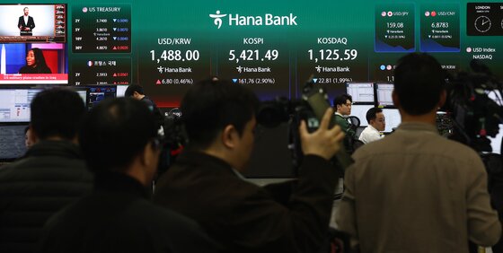 본문 이미지 - 코스피가 유가 급등에 3% 하락 개장한 13일 오전 서울 중구 하나은행 본점 딜링룸에서 취재진들이 개장 시황을 취재하고 있다.  2026.3.13 ⓒ 뉴스1 김민지 기자