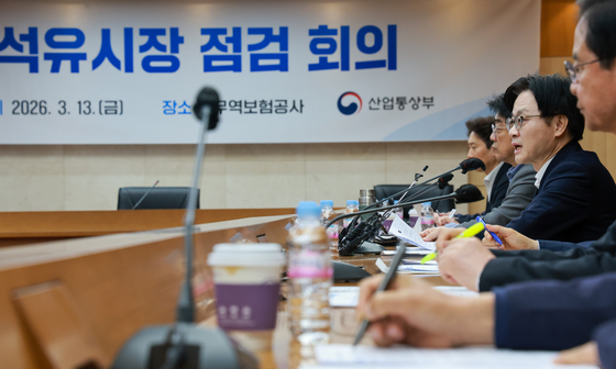 석유시장 점검 회의 주재하는 김정관 장관