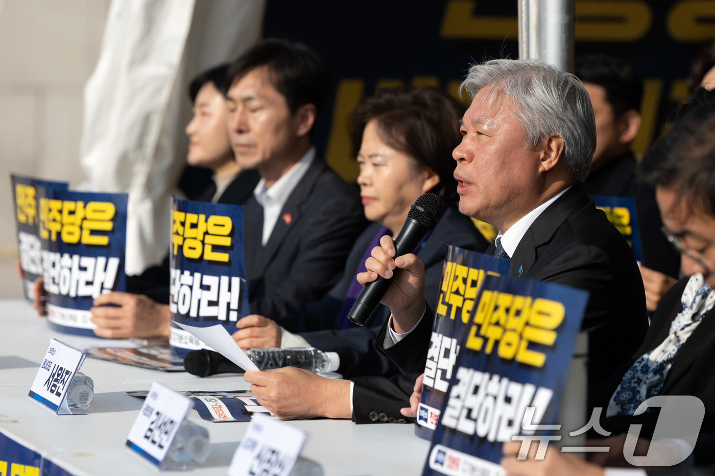 (서울=뉴스1) 이승배 기자 = 서왕진 조국혁신당 원내대표를 비롯한 개혁진보 4당 의원들이 13일 서울 여의도 국회 본회의장 앞에 마련된 농성장에서 기초의원 3~5인 중대선거구제와 …