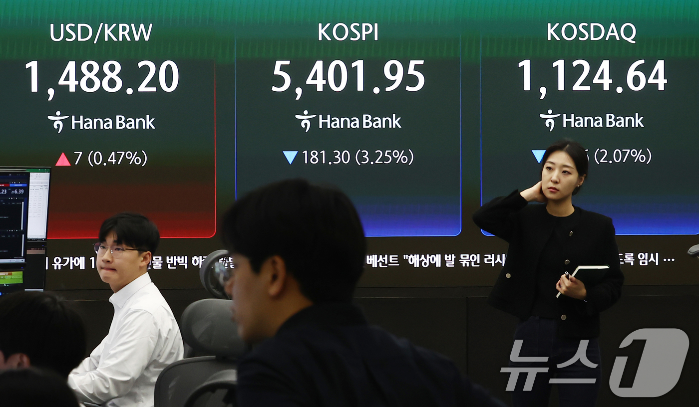 (서울=뉴스1) 김민지 기자 = 코스피가 유가 급등에 3% 하락 개장한 13일 오전 서울 중구 하나은행 본점 딜링룸에서 딜러들이 업무를 보고 있다.이날 코스피는 전 거래일(5583 …