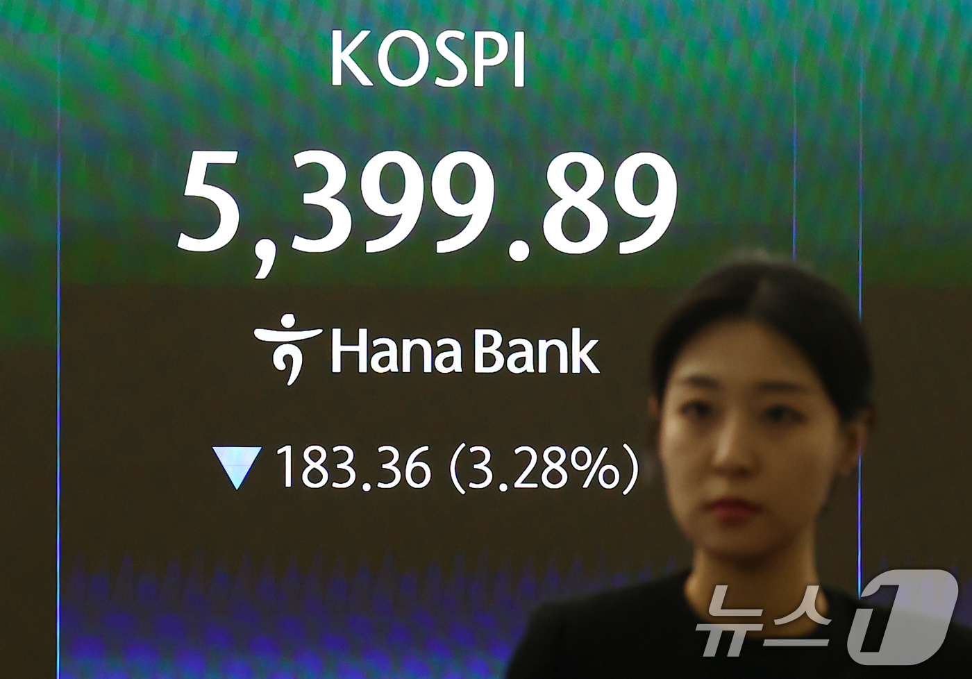 (서울=뉴스1) 김민지 기자 = 코스피가 유가 급등에 3% 하락 개장한 13일 오전 서울 중구 하나은행 본점 딜링룸 전광판에 코스피가 표시되고 있다.이날 코스피는 전 거래일(558 …