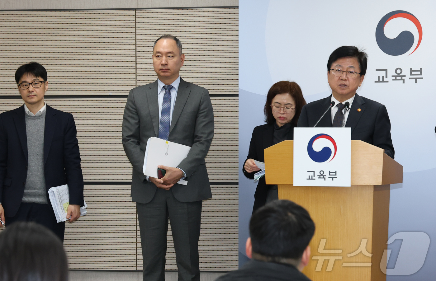 (세종=뉴스1) 김기남 기자 = 최교진 교육부 장관이 13일 세종시 정부세종청사에서 2027~2031학년도 의과대학 학생정원 배정안 사전통지 관련 내용을 발표하기 위해 입장하고 있 …