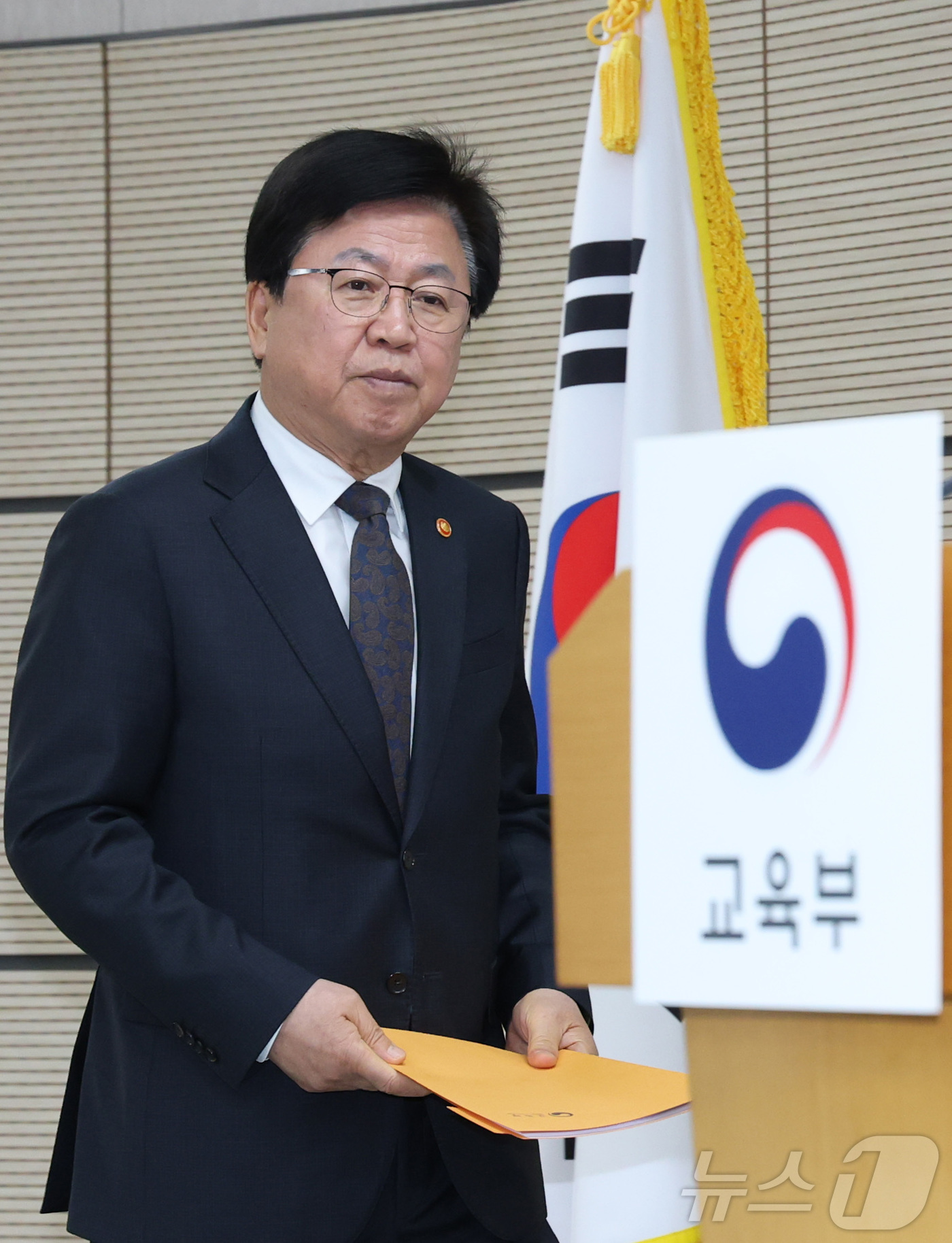 (세종=뉴스1) 김기남 기자 = 최교진 교육부 장관이 13일 세종시 정부세종청사에서 2027~2031학년도 의과대학 학생정원 배정안 사전통지 관련 내용을 발표하기 위해 입장하고 있 …