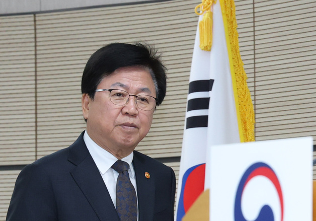 입장하는 최교진 교육부 장관