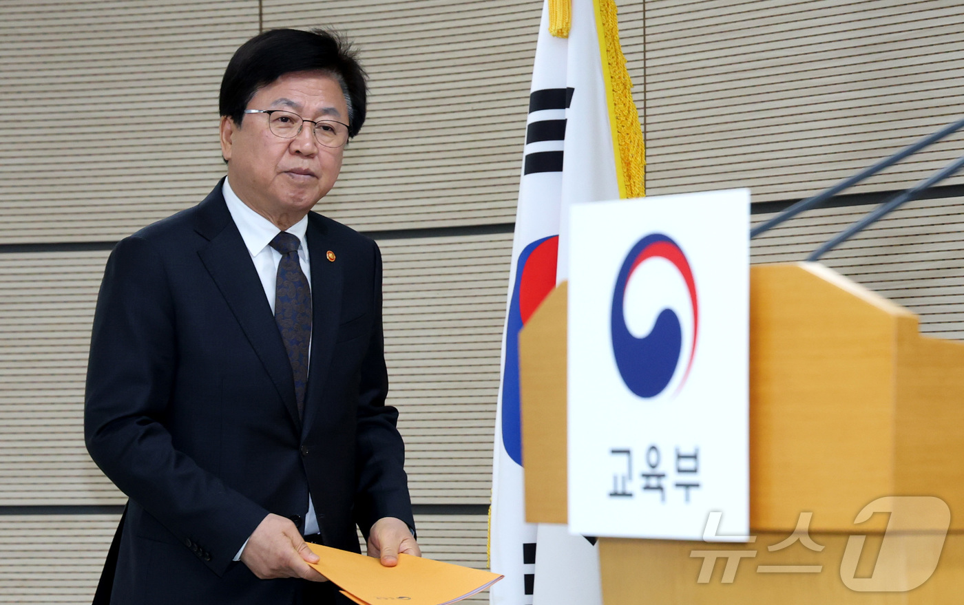 (세종=뉴스1) 김기남 기자 = 최교진 교육부 장관이 13일 세종시 정부세종청사에서 2027~2031학년도 의과대학 학생정원 배정안 사전통지 관련 내용을 발표하기 위해 입장하고 있 …