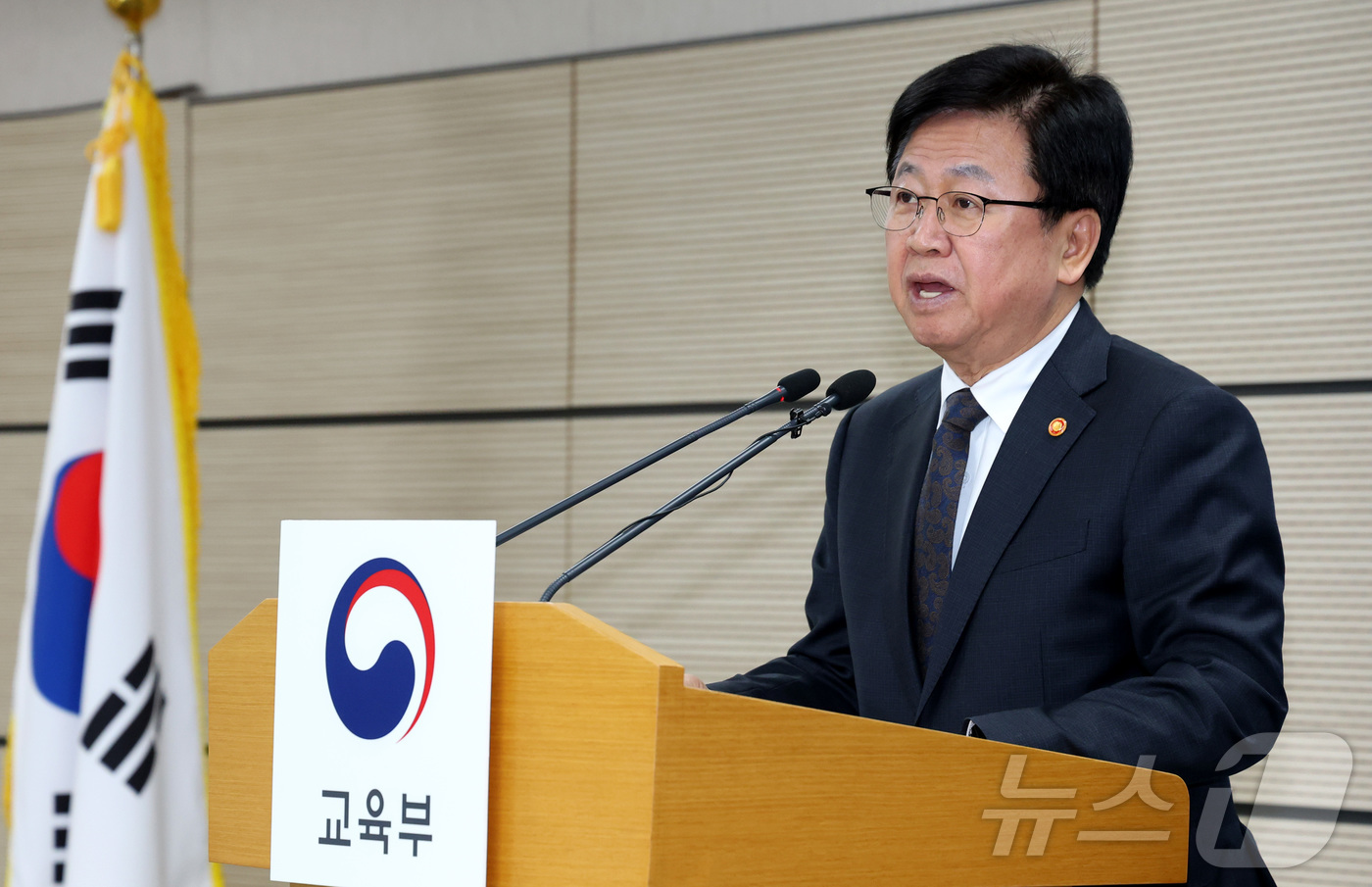 (세종=뉴스1) 김기남 기자 = 최교진 교육부 장관이 13일 세종시 정부세종청사에서 2027~2031학년도 의과대학 학생정원 배정안 사전통지 관련 내용을 발표하기 위해 입장하고 있 …