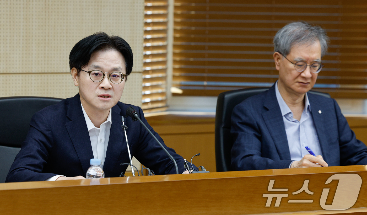 (서울=뉴스1) 안은나 기자 = 김정관 산업통상부 장관이 석유 최고가격제 시행 첫날인 13일 오전 서울 중구 무역보험공사에서 열린 석유시장 점검 회의에 참석해 모두 발언을 하고 있 …