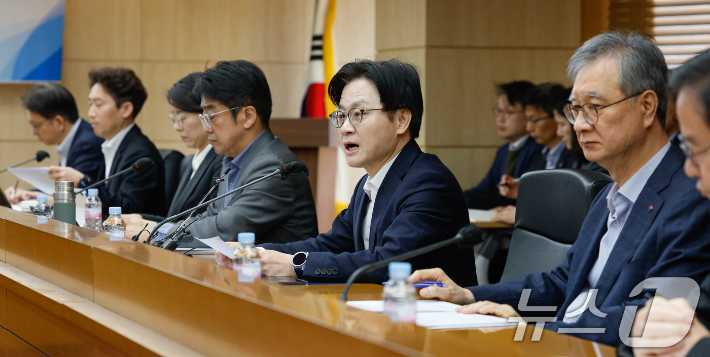 (서울=뉴스1) 안은나 기자 = 김정관 산업통상부 장관이 석유 최고가격제 시행 첫날인 13일 오전 서울 중구 무역보험공사에서 열린 석유시장 점검 회의에 참석해 모두 발언을 하고 있 …