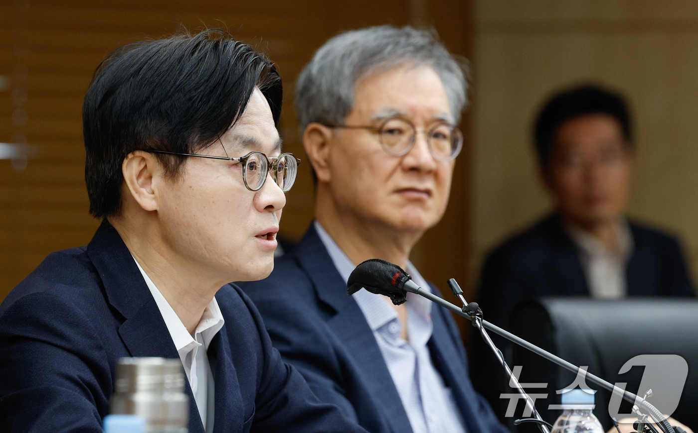 (서울=뉴스1) 안은나 기자 = 김정관 산업통상부 장관이 석유 최고가격제 시행 첫날인 13일 오전 서울 중구 무역보험공사에서 열린 석유시장 점검 회의에 참석해 모두 발언을 하고 있 …