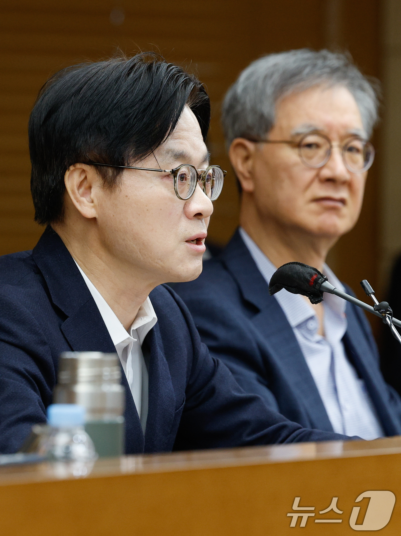 (서울=뉴스1) 안은나 기자 = 김정관 산업통상부 장관이 석유 최고가격제 시행 첫날인 13일 오전 서울 중구 무역보험공사에서 열린 석유시장 점검 회의에 참석해 모두 발언을 하고 있 …