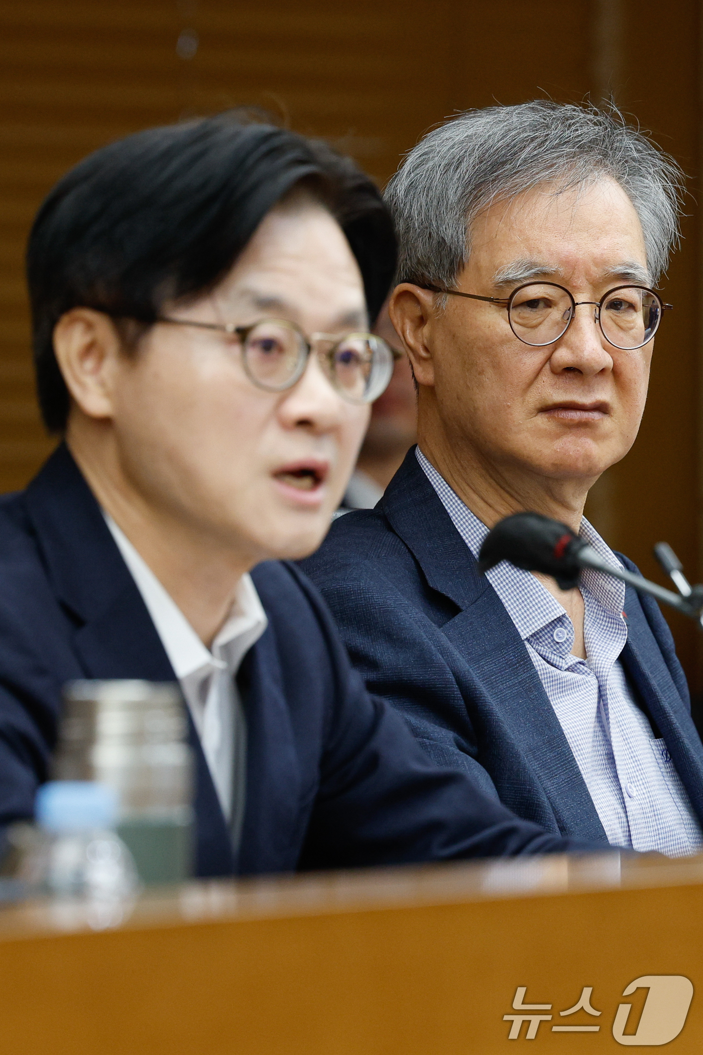 (서울=뉴스1) 안은나 기자 = 김정관 산업통상부 장관이 석유 최고가격제 시행 첫날인 13일 오전 서울 중구 무역보험공사에서 열린 석유시장 점검 회의에 참석해 모두 발언을 하고 있 …