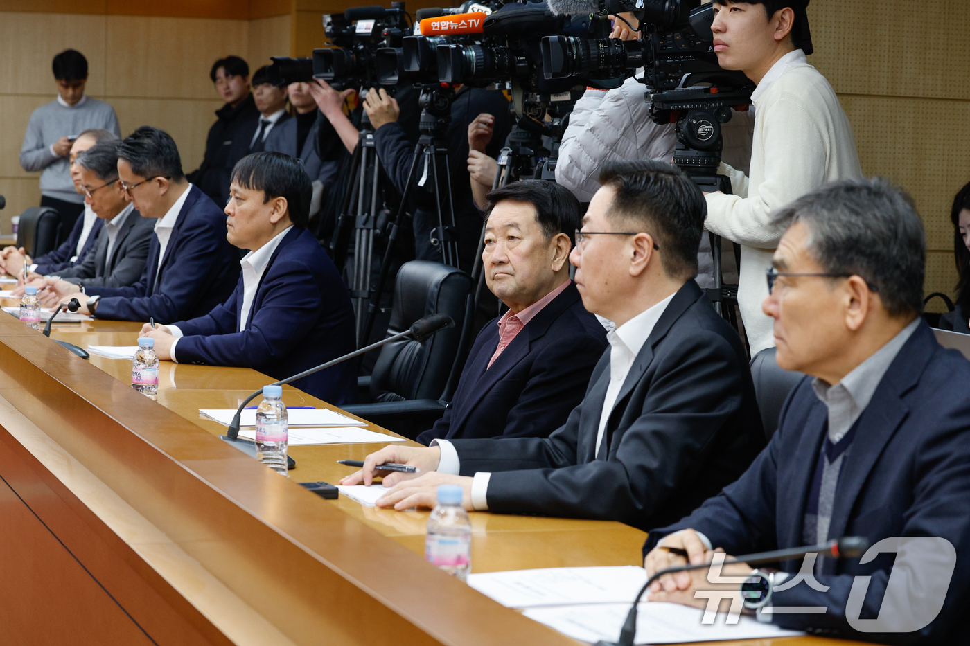 (서울=뉴스1) 안은나 기자 = 박주선 대한석유협회 회장(오른쪽 세번째)을 비롯한 석유업계 관계자들이 석유 최고가격제 시행 첫날인 13일 오전 서울 중구 무역보험공사에서 열린 석유 …