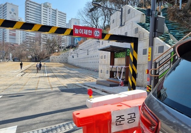 광주 운암산 근린공원 주차장 3년째 공사…주민들 "언제 개방하나"