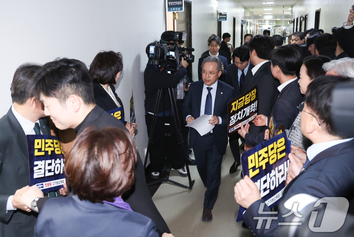 (서울=뉴스1) 신웅수 기자 = 개혁진보 4당 의원들이 13일 서울 여의도 국회에서 열린 정치개혁특별위원회 전체회의에 앞서 송기현 위원장에게 항의하고 있다. 2026.3.13/뉴스 …